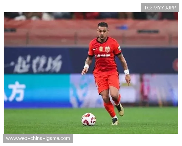 上海海港莱昂纳多中路突破制造射门机会，展现进攻新风貌